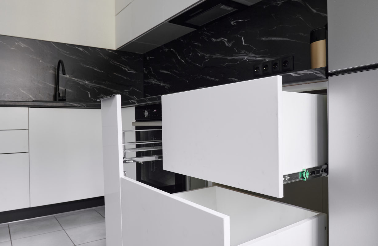 Фурнитура имеет значение: Почему мы ставим Blum и Hettich?